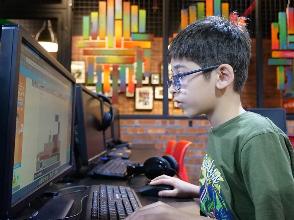 Kidocode student solving a puzzle game